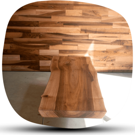 Miza za kavo iz orehovega lesa z živim robom